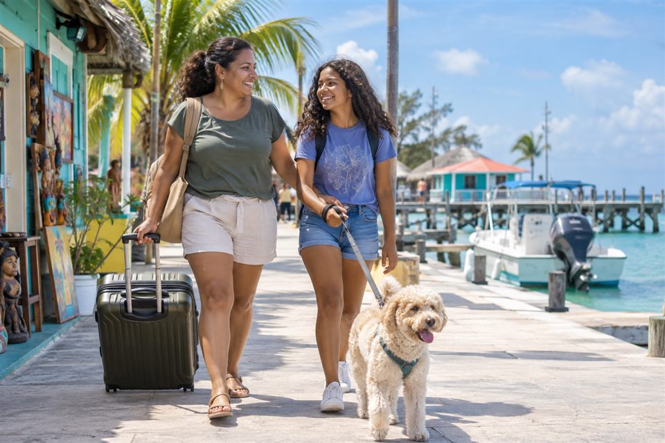 Madre e hija viajando con su mascota en Belice